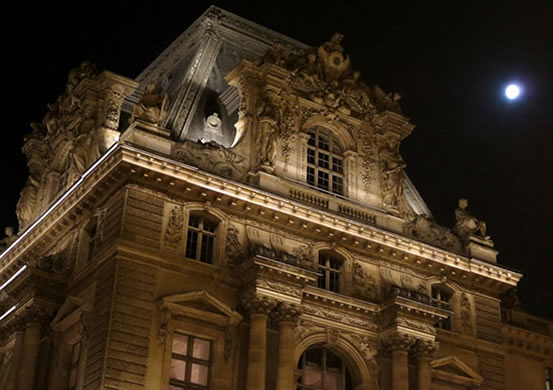 1-A-louvre-detail-at-night